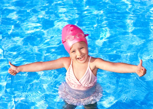 Duim omhoog voor kid in zwembad. — Stockfoto