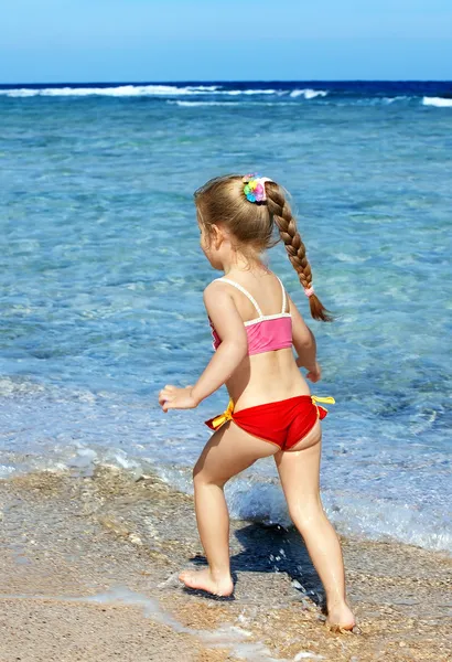 Дитина гуляє на пляжі . — стокове фото