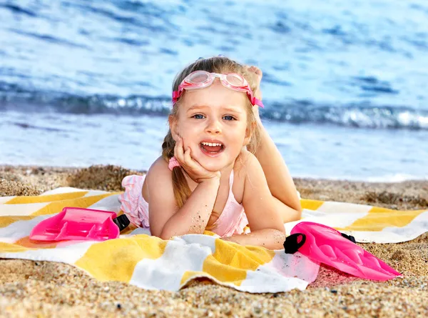 Dziecko bawiące się na plaży. — Zdjęcie stockowe