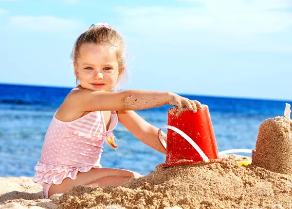 Gyerek játszik a strandon. — Stock Fotó