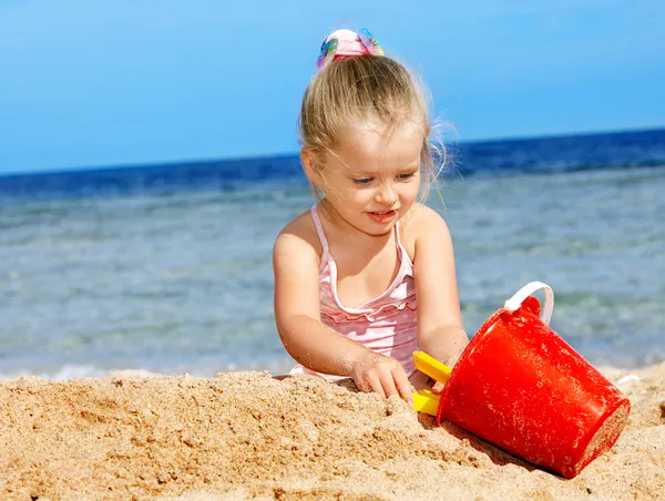 Dítě hraje na pláži. — Stock fotografie