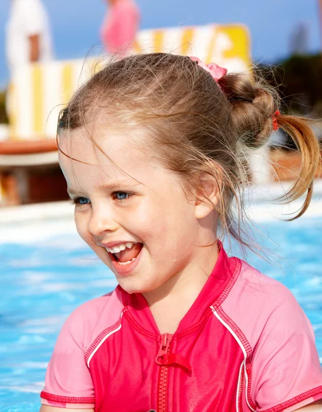 Kind schwimmt im Pool. — Stockfoto