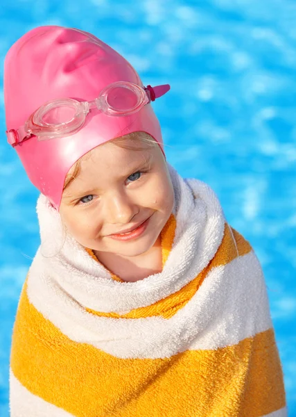 Bambino che nuota in piscina . — Foto Stock