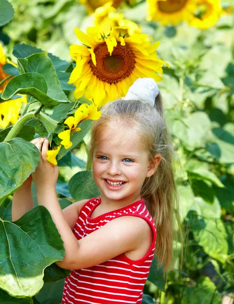 Dziecko gospodarstwa słonecznik odkryty. — Zdjęcie stockowe
