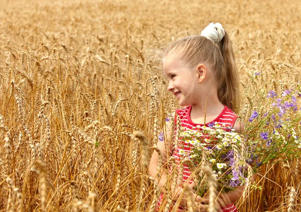 麦畑を子供します。. — ストック写真