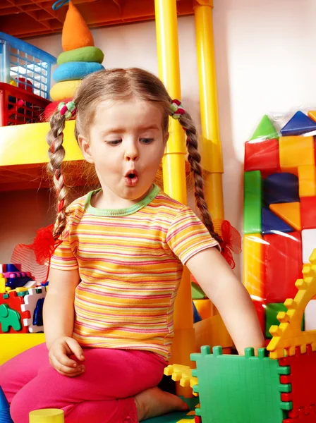 Dziecko z puzzle, blok i budowlane w sali zabaw. — Zdjęcie stockowe