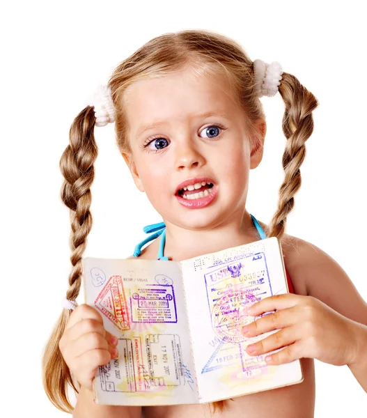 Dziecko gospodarstwa midzynarodowy paszport. — Zdjęcie stockowe