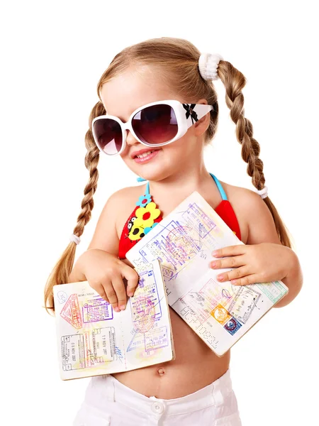 Niño con pasaporte internacional y dinero . — Foto de Stock
