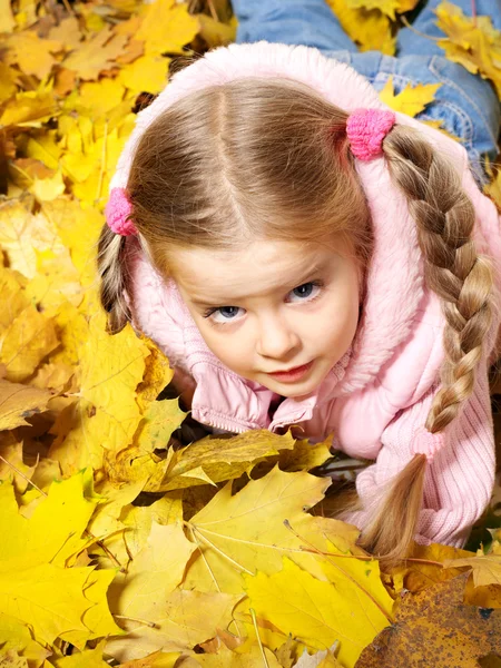 Enfant en feuilles d'automne orange . — Photo