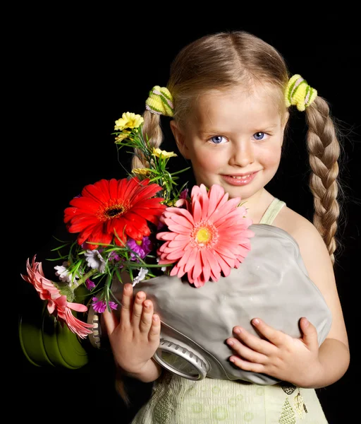 아이 들고 꽃과 가스 마스크 . — 스톡 사진