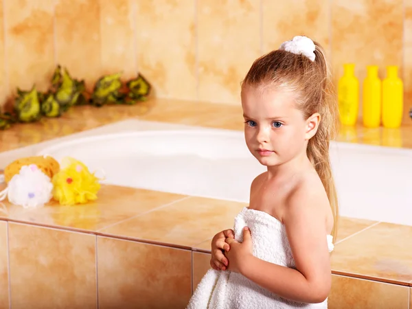 Gyerek fürdő mosás. — Stock Fotó