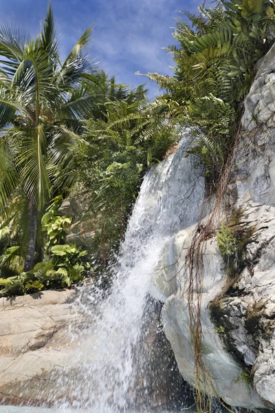 Cachoeira de montanha na floresta tropical malaia . — Fotografia de Stock