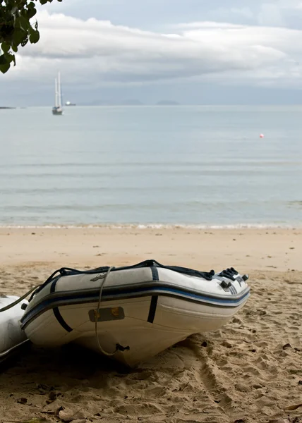 Φουσκωτό ελαστικό βάρκα στην παραλία. — Φωτογραφία Αρχείου