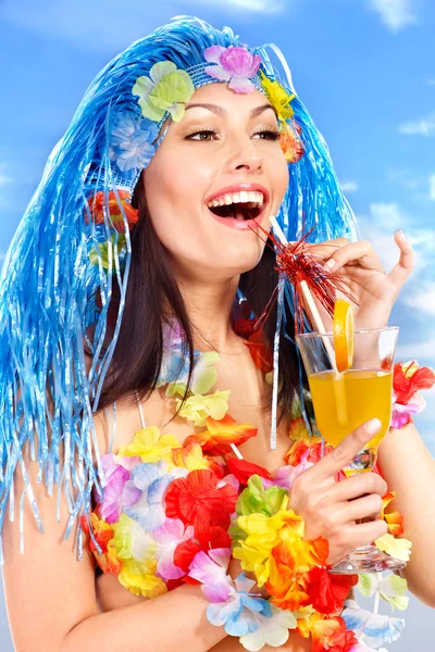 Mujer joven disfrazada de hawaii . —  Fotos de Stock