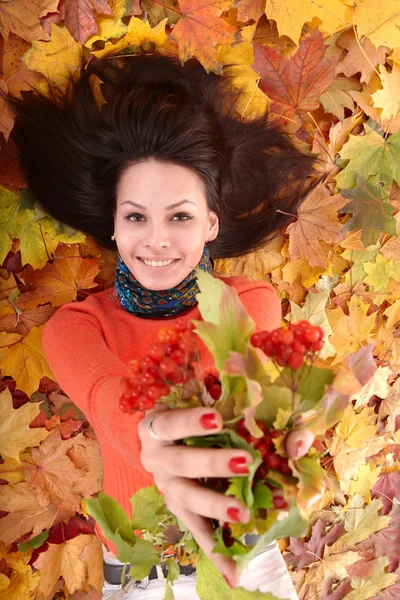 Meisje in herfst oranje blad groep met berry. — Stockfoto