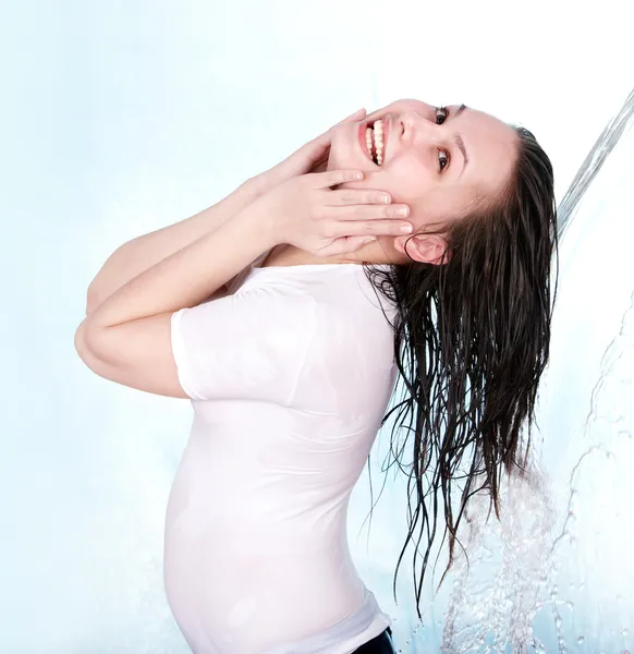 Vacker flicka med ta dusch. — Stockfoto