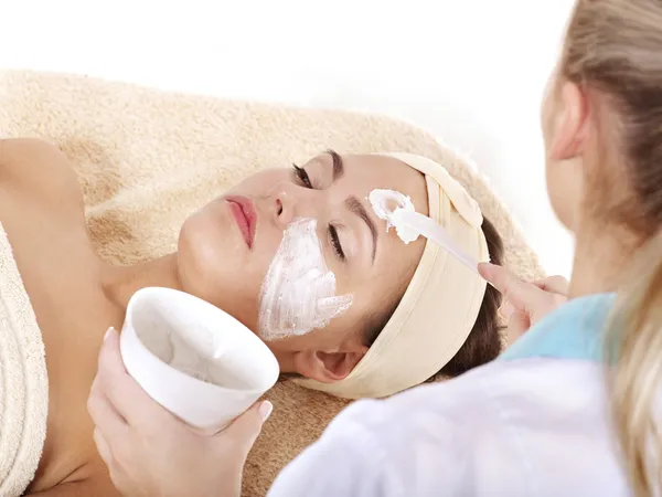 Kosmetolog tillämpa ansiktsmask — Stockfoto