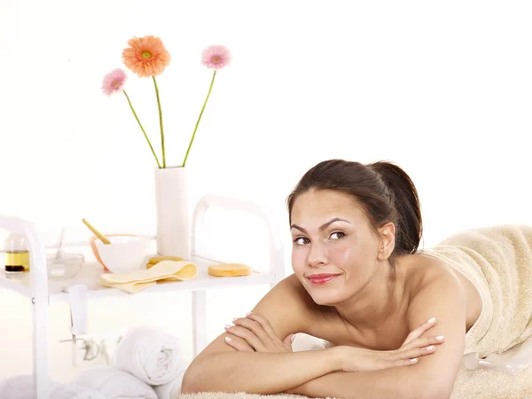 Young woman on massage table in beauty spa. — Stock Photo, Image