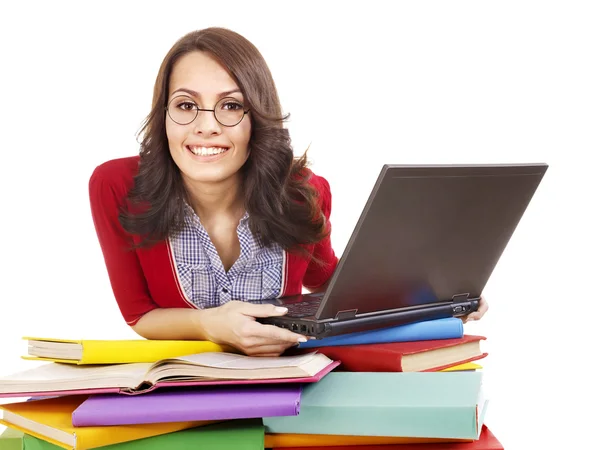 Дівчина зі стековою кольоровою книгою та ноутбуком . — стокове фото
