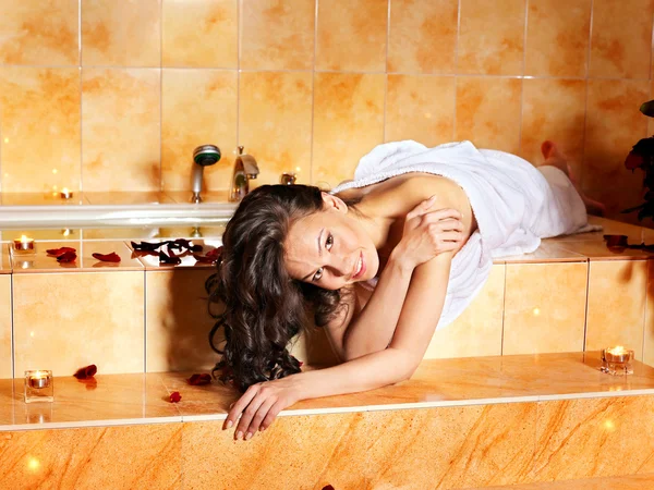 Kvinna Avslappnande i bad. — Stockfoto