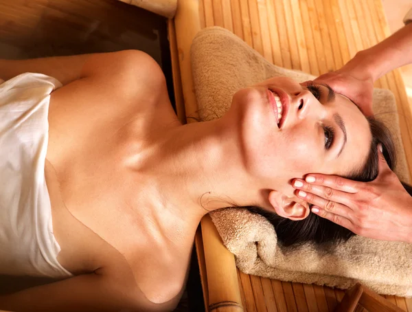Bambu masaj SpaBambu spa merkezinde masaj yaptırdığım kadın. — Stok fotoğraf