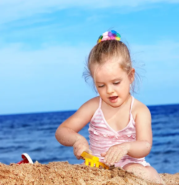 Kind spielt am Strand. — Stockfoto