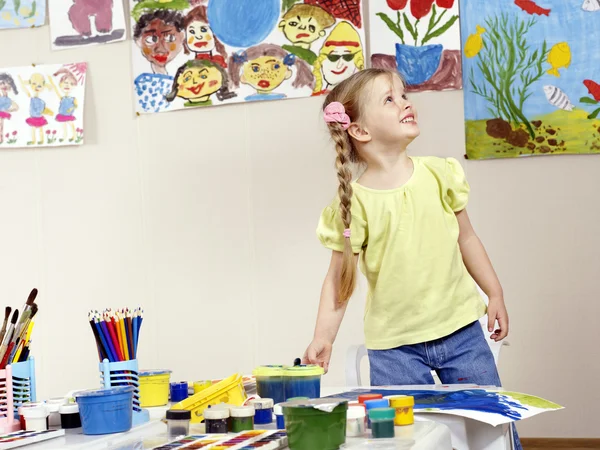 Kindermalerei in der Vorschule. — Stockfoto