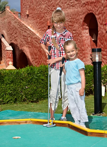 Barn som leker i parken. — Stockfoto