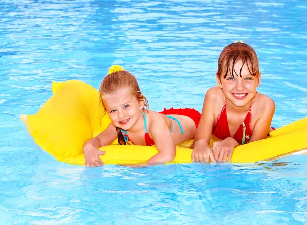 Crianças nadando no colchão inflável da praia . — Fotografia de Stock