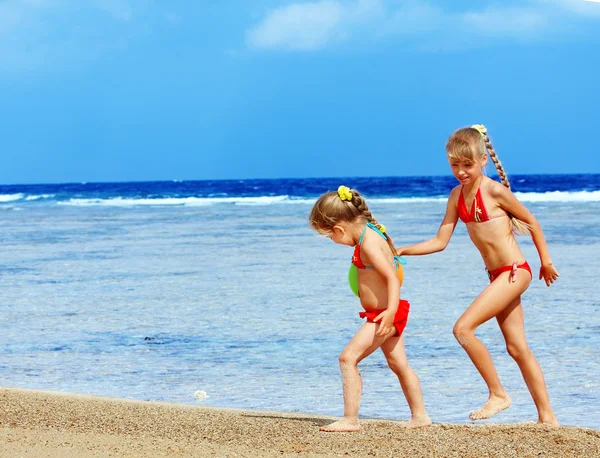 Niños jugando en la playa . —  Fotos de Stock