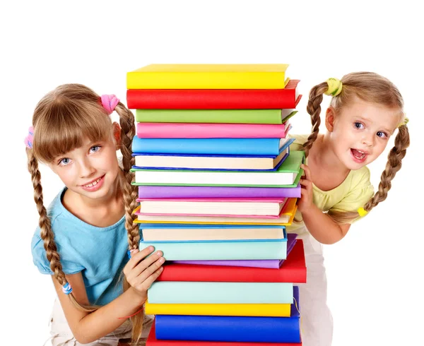 Crianças lendo pilha de livro . — Fotografia de Stock