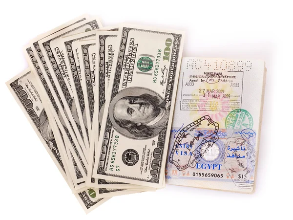 Bodegón con dinero y pasaporte . —  Fotos de Stock