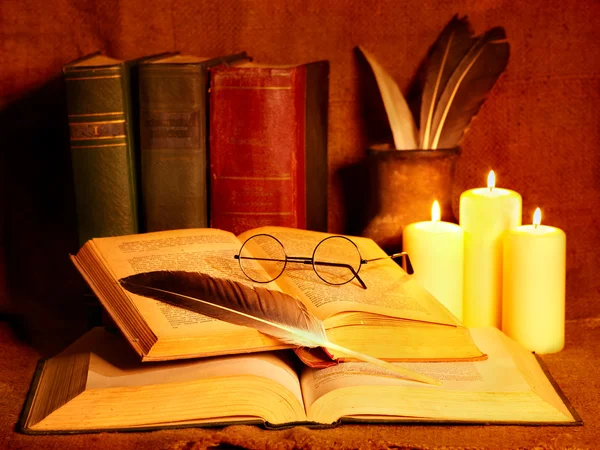 Склад старой книги и свечи . — стоковое фото