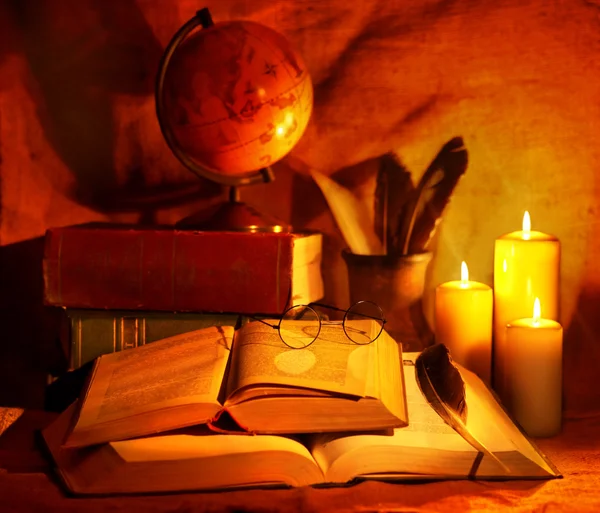 堆栈老书和蜡烛. — 图库照片