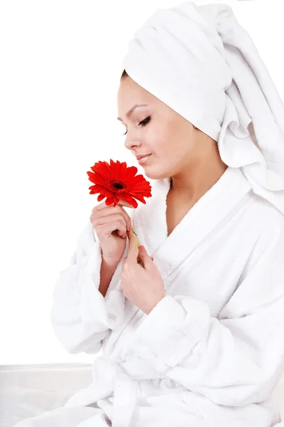 Bella giovane donna con fiore rosso in spa . — Foto Stock