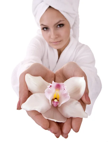 Ragazza con orchidea e asciugamano bianco sulla testa  . — Foto Stock