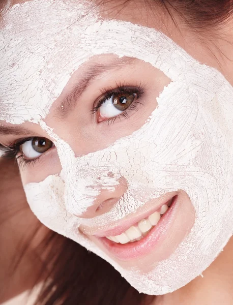 Meisje met klei gezichtsmasker. — Stockfoto