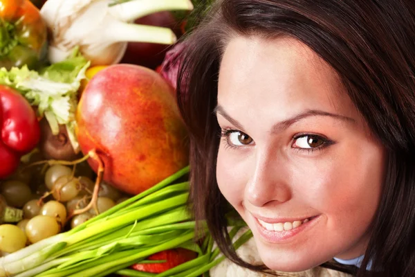 Девушка с группой фруктов и овощей . — стоковое фото