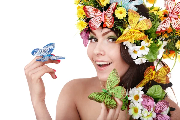 蝶と花の頭の上を持つ少女. — ストック写真