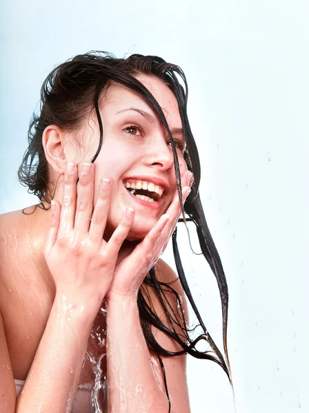 Bella ragazza con i capelli bagnati . — Foto Stock