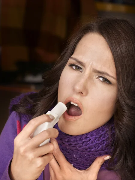 Donna che utilizza spray alla gola . — Foto Stock