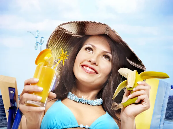 Chica en bikini con plátano y cóctel . —  Fotos de Stock