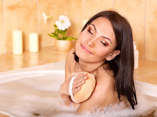 Женщина принимает ванну с пеной . — стоковое фото
