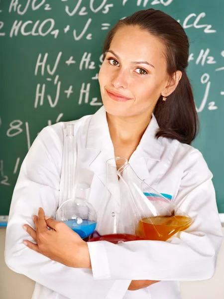 Menina estudante de química com frasco . — Fotografia de Stock