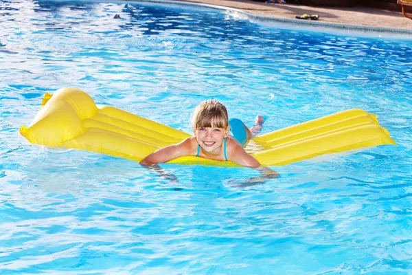 Criança nadando no colchão inflável da praia . — Fotografia de Stock
