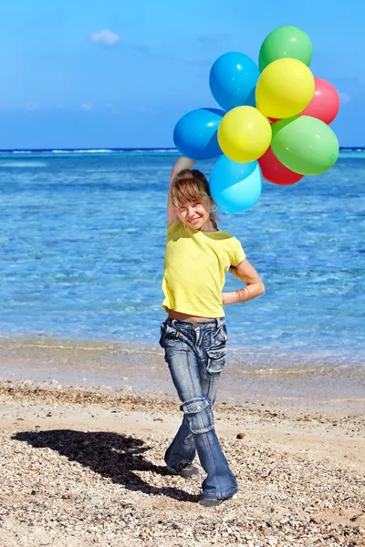 Kind spelen met ballonnen op het strand — Stockfoto