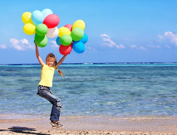 孩子在沙滩上玩气球 — 图库照片