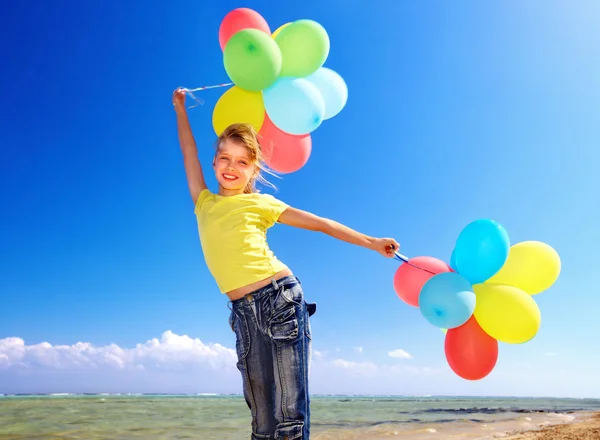 Dziecko gra z balonów na plaży — Zdjęcie stockowe
