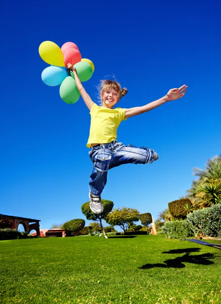 Kind spelen met ballonnen in park. — Stockfoto