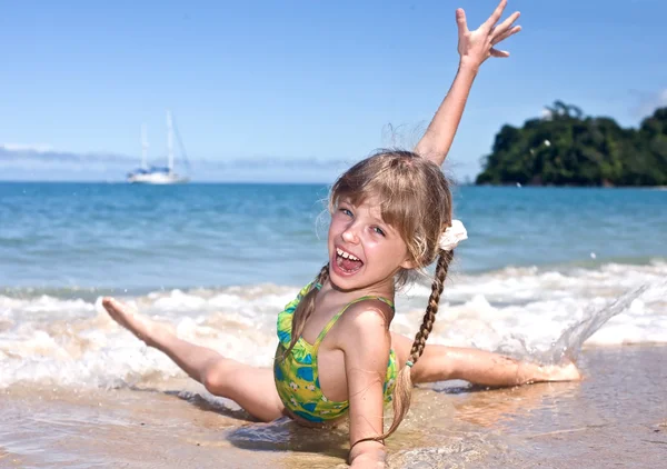 Glad tjej på stranden. — Stockfoto